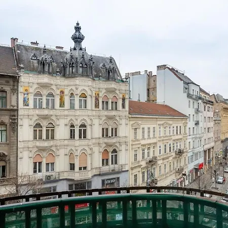 Sunny Ultra & New With Balcony Apartment *